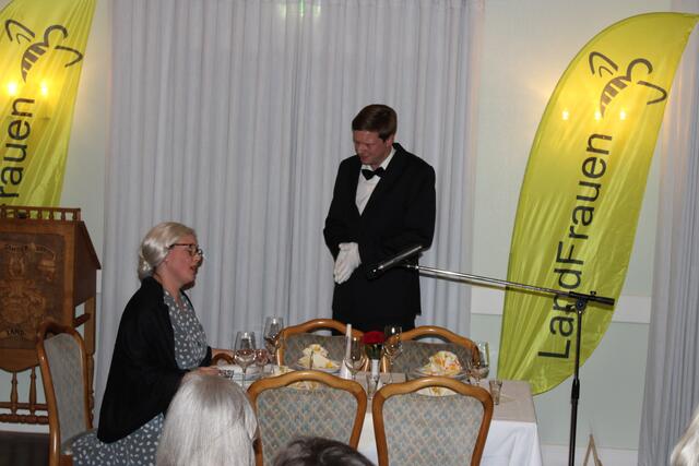 Führten den Sketch "Dinner For One oder Der 90. Geburtstag" auf: Jasmin Wölper und Marius Hünert vom Theaterverein "Ebendörper Immenschworm" | Foto: ce