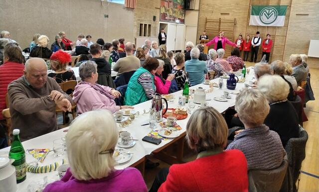 Die  bis zum letzten Platz gefüllte Sporthalle.  | Foto: Rüdiger Störtebecker 