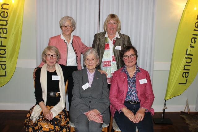 Generationsübergreifendes "Vorstandstreffen": die jetzige Vereinsvorsitzende Anke Jagau mit Stellvertreterin Katharina Danne (hi., v. re.) mit (vorne, v. li.) den ehemaligen Vorsitzenden Brigitte Neven, Gisela Petersen und Jutta Helmke | Foto: ce