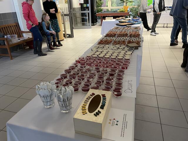 Gegen eine kleine Spende für den Schulverein waren die Gäste zu dem schön angerichteten Buffet eingeladen | Foto: sra