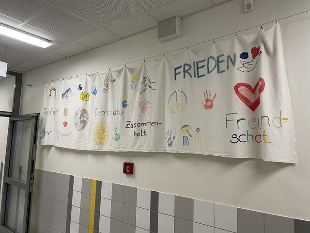 Für die Schüler wichtige Werte wurden auf ein Plakat gemalt | Foto: sra