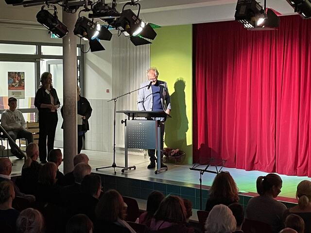 Schulleiter Dr. Andreas Bertow bedankt sich bei allen Beteilligten | Foto: sra
