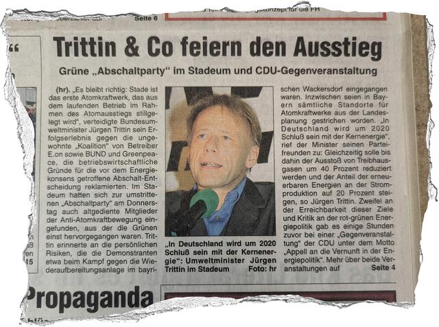 Die Grünen feierten im November 2003 eine Abschalt-Party im Stadeum. Damals rief der Umweltminister Jürgen Tritten seinen Parteifreunden zu: "In Deutschland wird um 2020 Schluss sein mit der Kernenergie." Er lag fast richtig mit seiner Prognose. | Foto: Ausriss WOCHENBLATT