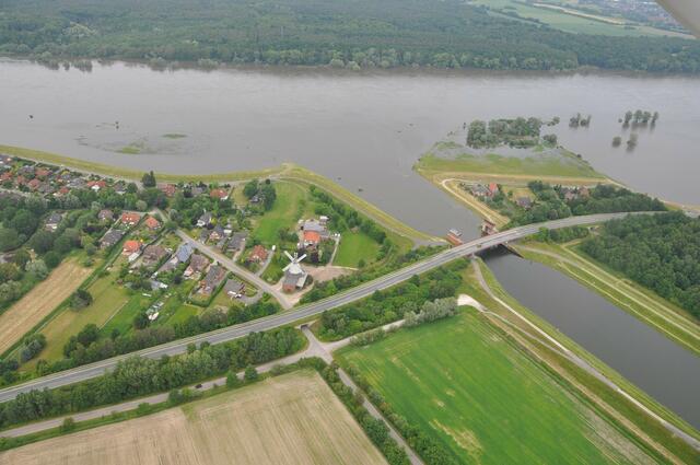 Der bisherige Hochwasserabschnitt von Rönne bis Artlenburg (hier ein Bild von 2013 bei der Jahrhundertflut) auf der westlichen Seite des Elbe-Seitenkanals ist jetzt zu einem Hauptdeichabschnitt geworden | Foto: 4B Medienverlag