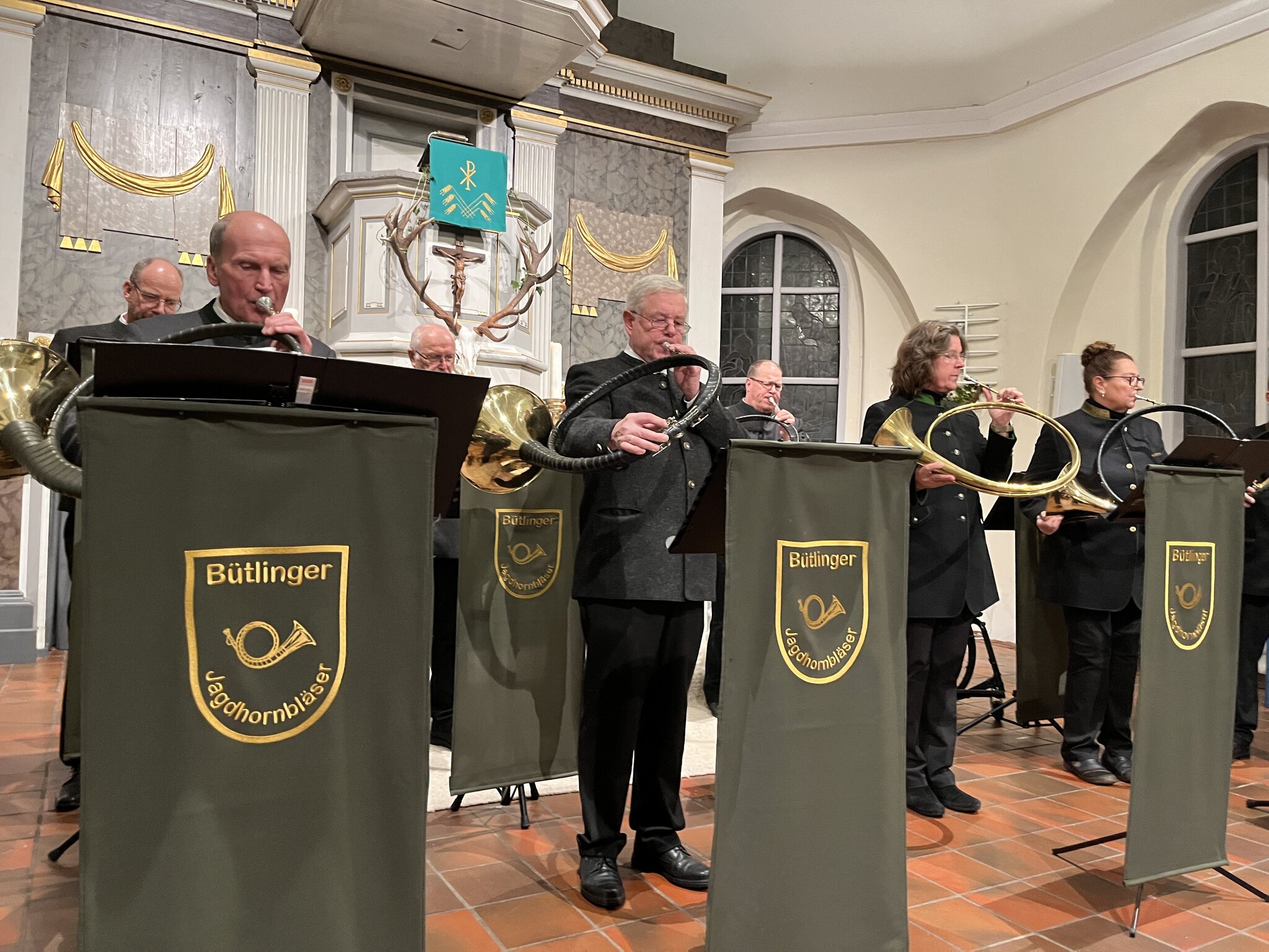 Drennhausen Volle Kirche bei Hubertusmesse in Drennhausen Elbmarsch