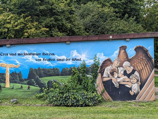Wandbemalung der völkischen Siedlung in Jamel (Mecklenburg-Vorpommern).  Das Bild der Familie unter dem Adler stammt im Original von einem Plakat der NSDAP | Foto: Lorenz Blumenthaler