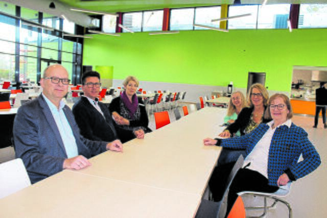 Warten aufs leckere Essen (v.li.): Stades Bürgermeister Sönke Hartlef, Schulleiter Volker von Loh, Gaby Schlichting (Stader Abteilungsleitung Schule, Sport und Stadtbibliothek), Architektin Manuela Neunaber, Cathrin Thode-Baum (Gebäudewirtschaft Stade) und Birgit Pergande (Stader Fachbereichsleiterin Bildung und Soziales) | Foto: sb