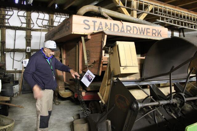 Getreide dreschen "anno dunnemals" - in der Museumsscheune stehen auch große landwirtschaftliche Geräte | Foto: pöp