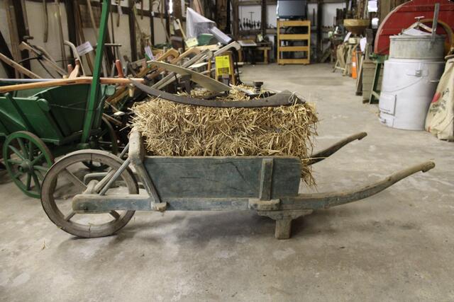 Alte Schubkarre ohne Luftbereifung - ein holperiges Gerät | Foto: pöp