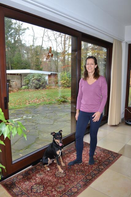 Vom Wohnzimmer aus genießt Claudia Rambacher den Blick auf das schöne Grundstück | Foto: bim