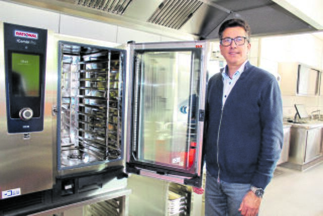 Schulleiter Volker von Loh neben einem der Dampfgarer | Foto: sb