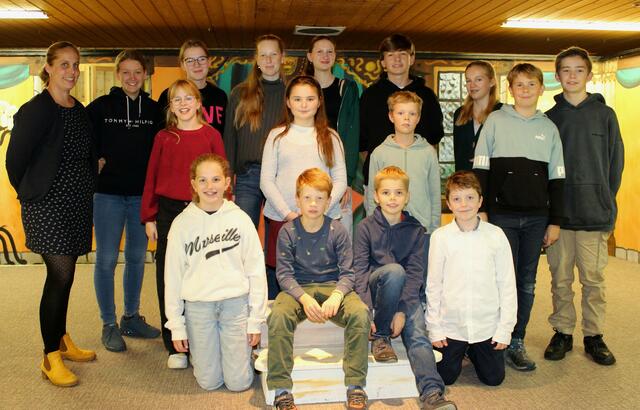 Die Theaterjugend vom „Ebendörper Immenschworm“ unter der Leitung von Annemieke Putensen (li.) freut sich schon auf viele Besucher zu ihrem Weihnachtsmärchen | Foto: Astrid Sitarz