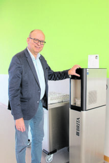 Bürgermeister Sönke Hartlef am Wasserspender | Foto: sb