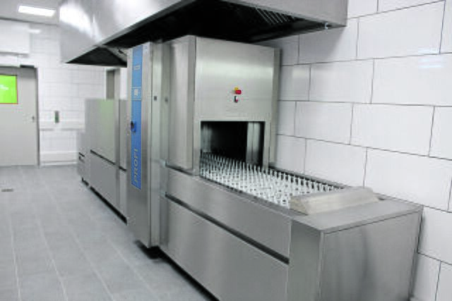 Hier wird schmutziges Geschirr am laufenden Band gespült | Foto: sb