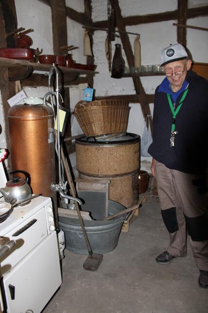 Wolfgabg Meyer vor einem alten kupfernen Badeofen | Foto: pöp