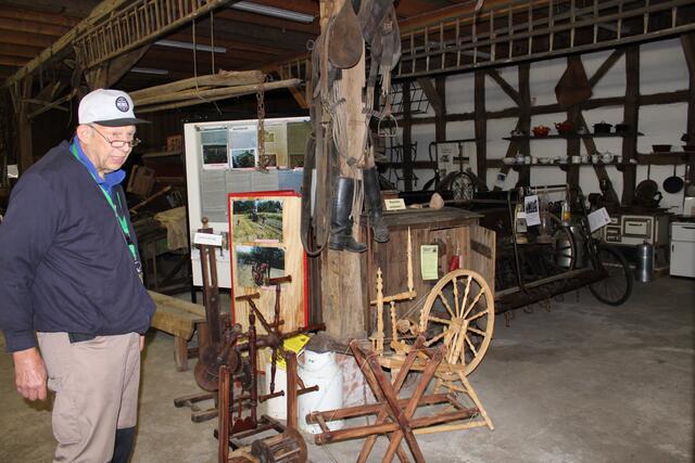 Auch Spinnräder stellt der Arbeitskreis bisher in der Museumsscheune aus, erklärt Wolfgang Meyer | Foto: pöp