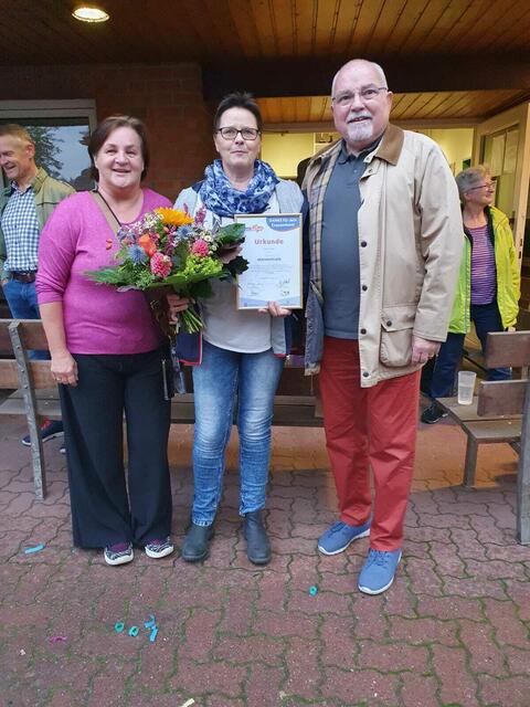 Glückwunsch für die Geehrte: Karin Henk (Mi.) mit der HTTV-Vorsitzenden Nina Chiara Junge und Lothar Hillmann vom KSB-Vorstand | Foto: Kreissportbund Harburg-Land