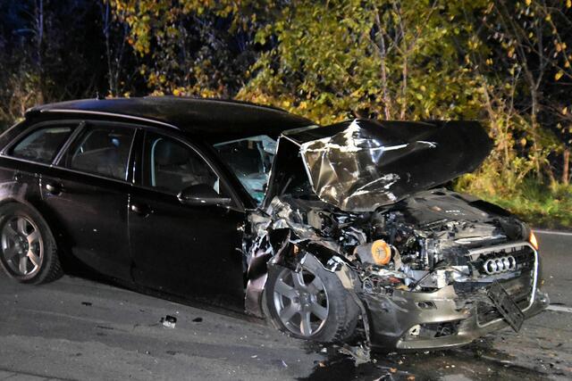 Der Audi wurde - wie auch der Geländewagen - bei dem Crash stark beschädigt | Foto: Mathias Wille