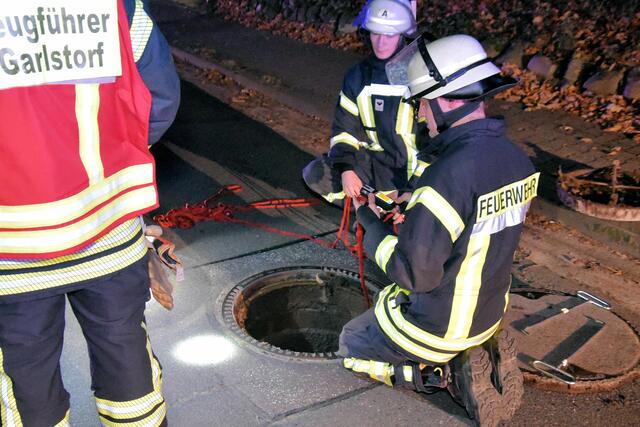 Wegen des Gasgeruchs am Unfallort nahm die Feuerwehr auch Messungen in den umliegenden Kanalisationsschächten vor | Foto: Mathias Wille