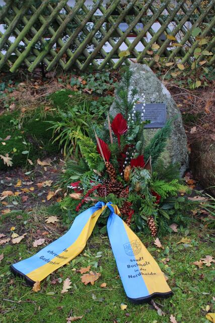 Auch am Gedenkstein für die Zwangsarbeiter im Zweiten Weltkrieg wurde ein Kranz niedergelegt