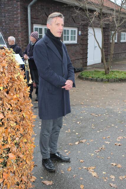 Bürgermeister Jan-Hendrik Röhse bei seiner Ansprache auf dem Alten Friedhof