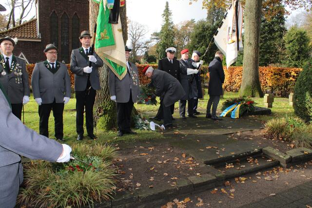 Auch Abordnungen der Reservistenkameradschaft und des Schützenvereins Buchholz 01 waren bei der Feierstunde vor Ort  