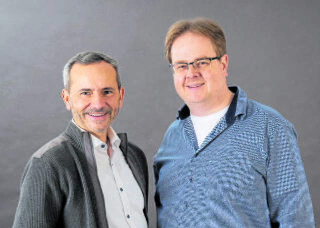 Geschäftsinhaber Claus Duderstadt (re.) und Buxtehudes Filialleiter Ralf Maurer | Foto: Schattke