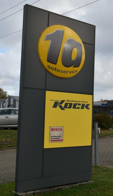 Die Werbepylone steht direkt an der Einfahrt der Firma | Foto: Axel-Holger Haase