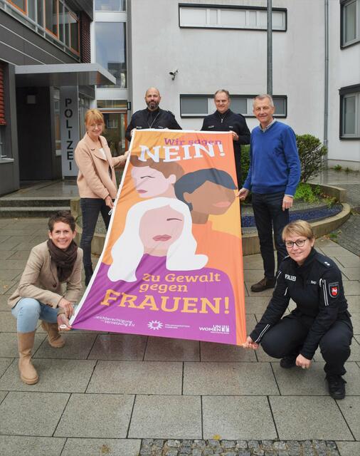 Kolleginnen und Kollegen der Polizeiinspektion Harburg hissen die Flagge der 16-Tage-Kampagne vor der Dienststelle in Buchholz | Foto: Polizei