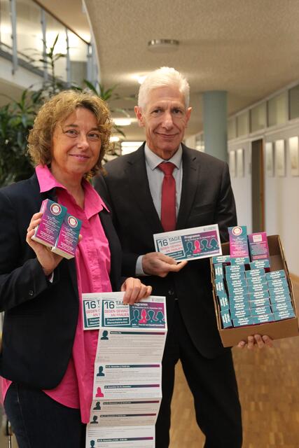 Wichtige Hilfe-Rufnummern finden sich auf den Taschentuchpackungen, die Gleichstellungsbeauftragte Andrea Schrag und Landrat Rainer Rempe verteilen | Foto: Landkreis Harburg