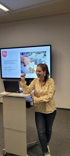 Richterin Julia Dawert referierte bei der Einführungsveranstaltung für die neuen Schöffinnen und Schöffen  | Foto: Amtsgericht Tostedt 