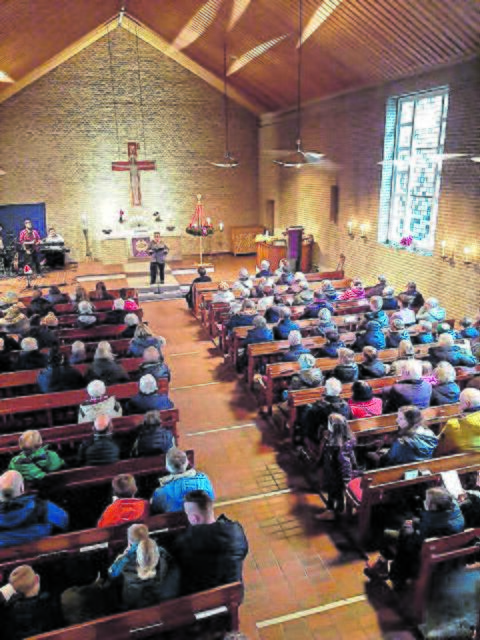 Der Adventsmarkt wird mit einem Gottesdienst eröffnet | Foto: Kirchengemeinde