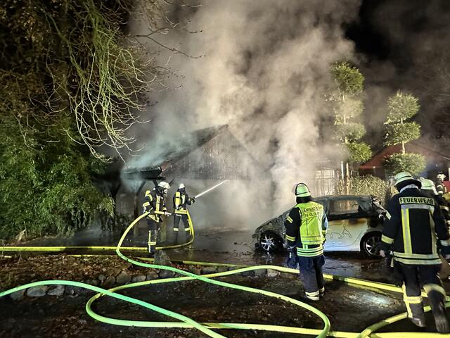 Auch der Carport fing Feuer | Foto: Frank Ewald / Feuerwehren SG Oldendorf-Himmelpforten