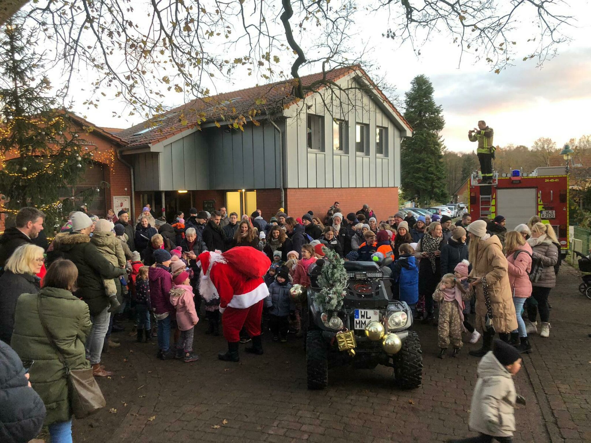 Feuerwehr Lüllau Weihnachtsmarkt Der Weihnachtsmann kam mit dem Quad