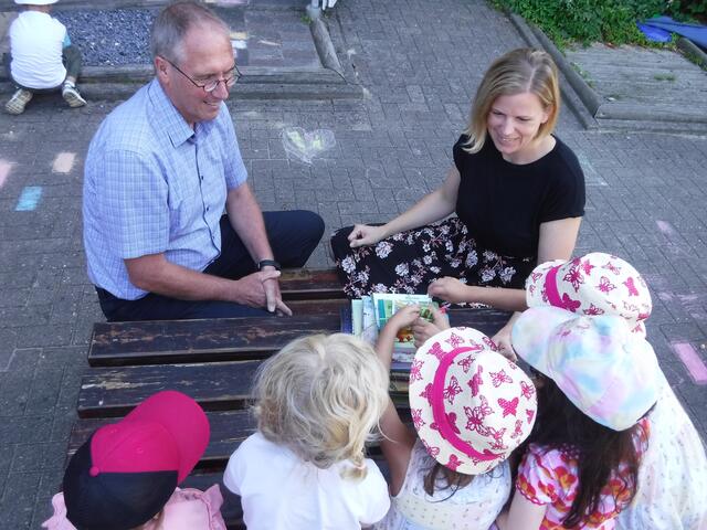  Past-Präsident Peter Sommer mit Miranda Markert, Leiterin der Kindertagesstätte Hansestraße, bei der Übergabe eines der Bücherpakete in der Kindertagesstätte Hansestraße in Buxtehude | Foto: Peter Sommer / Lions Club Buxtehude