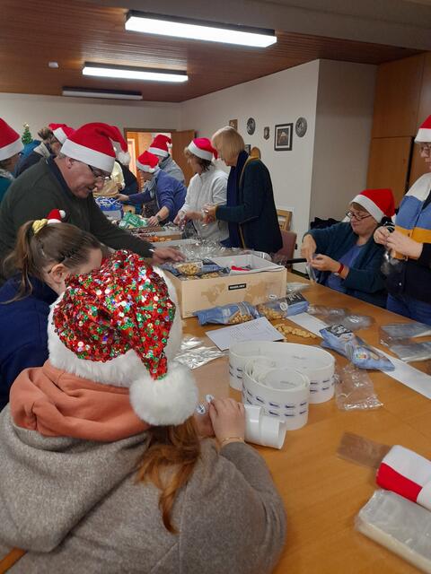 Mit Konzentration und guter Laune wurde jede Nikolaustüte  sorgfältig und liebevoll gepackt.  | Foto: Hochgeladen von Gaby Prohn