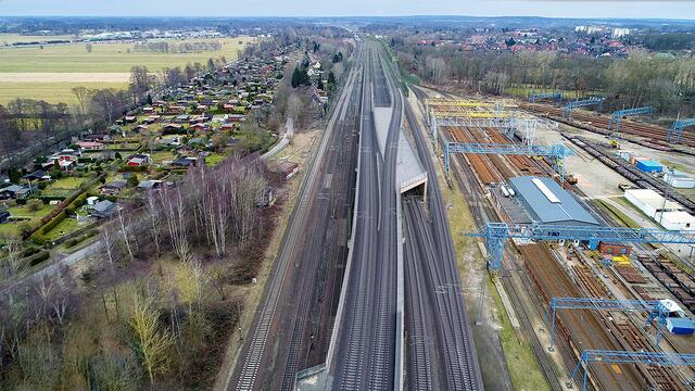 Visualisierung mit Blick Richtung Süden: Erst müssen die Gleise zwischen Harburg und Meckelfeld entflochten werden, bevor man an die Wiederaufnahme des Personenverkehrs auf der jetzigen Güterstrecke zwischen Buchholz und Harburg denken kann  | Foto: vectorvision GbR