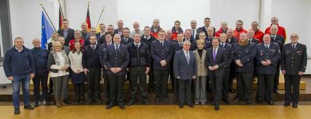 Landrat Kai Seefried, Kreistagsvorsitzende Arnhild Biesenbach und Konsulin Olha Novystka mit den geehrten Einsatzkräften und Vertretern der Hilfsorganisationen. | Foto: Landkreis Stade / Christian C. Schmidt