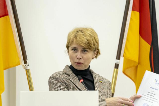 Die ukrainische Konsulin Olha Novystka dankte den Einsatzkräften für ihr Engagement im Rahmen der humanitären Hilfe. Sie überreichte dem Landrat ein offizielles Dankesschreiben im Namen der ukrainischen Regierung. | Foto: Landkreis Stade / Daniel Beneke