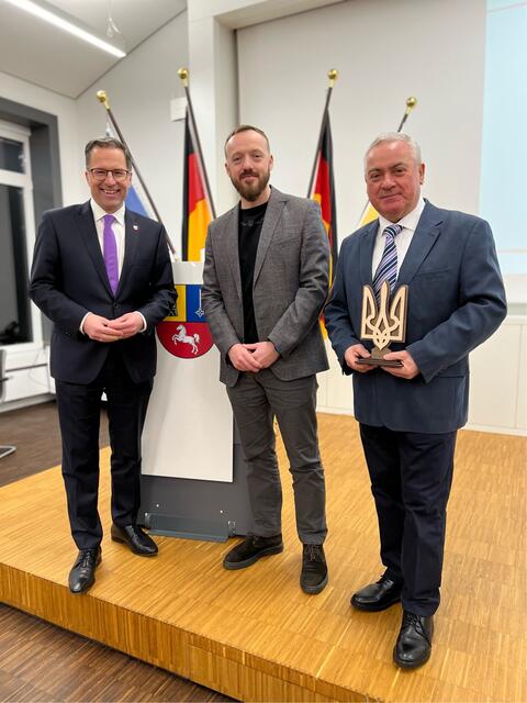 Landrat Kai Seefried (li.) mit den Ukrainern Grischa Kaflowsky (re.) und Olesandr Krutylko, die sich an der Organisation und Durchführung mehrerer Hilfstransporte aus dem Landkreis Stade beteiligt haben. | Foto: Landkreis Stade / Daniel Beneke