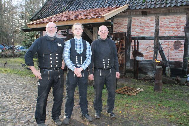 Vor der Schmiede im Museumsdorf Seppensen: (v. li.) Dieter von Plata (Geschichts- und Museumsverein Buchholz), David Sgaga und Arnold Kahnenbley