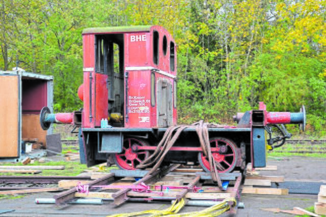 Die neu verlegten Schienen unter der Lok werden weitergezogen