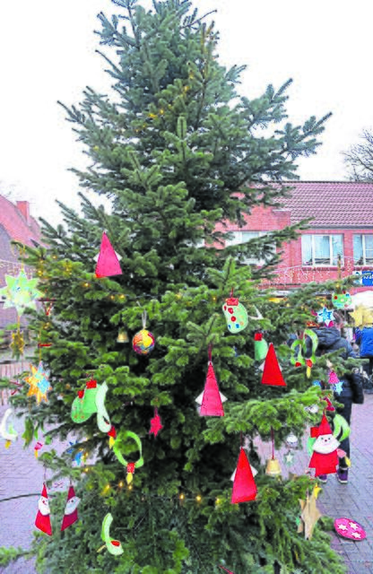 Der Weihnachtsbaum auf dem Roten Platz in Mulsum     | Foto: Daniel Pelz