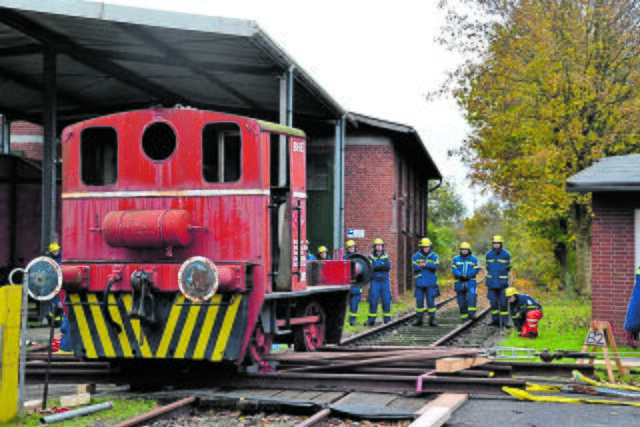 Mit der Seilwinde des Gerätekraftwagens wird die Kleinlok über die Schienen gezogen