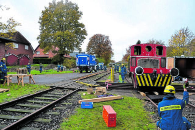 Vorbereitungen für einen schwierigen Teil: Damit die Lok zum Eingang der Fahrzeughalle kommt, muss sie um eine kleine Kurve gezogen werden Fotos: sc