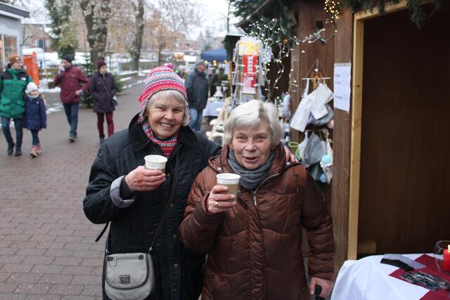 Genossen auf dem Markt auch den Glühwein: Heike Bauer (li.) und ihre beste Freundin Ruth Marx | Foto: ce