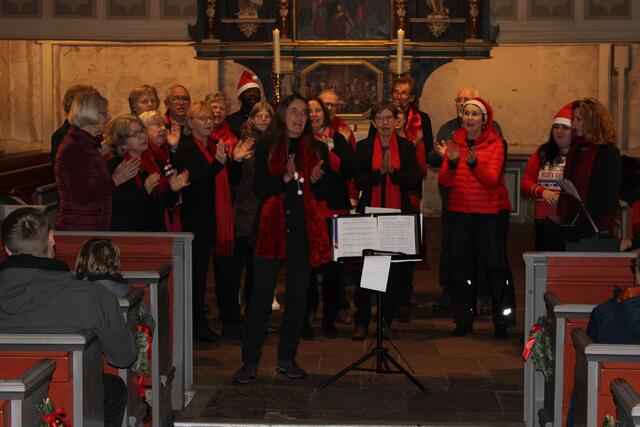Mit weihnachtlichen Klängen begeisterte der Gospelchor "Spirit of St. John" unter der Leitung von Andrea Koert (vorne) in der St.-Johannis-Kirche | Foto: ce