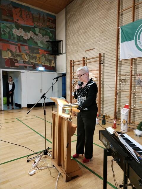 Uschi Störtebecker mit ihrer berührenden Weihnachtsgeschichte.  | Foto: Rüdiger Störtebecker 