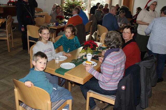 Im Gemeindehaus trafen sich Groß und Klein bei Kaffee und Kuchen zum Klönschnack | Foto: ce