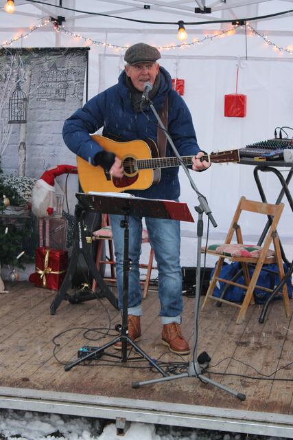 Wilfried Staake begeisterte das Publikum mit Lieder auf Platt- und Hochdeutsch | Foto: ce
